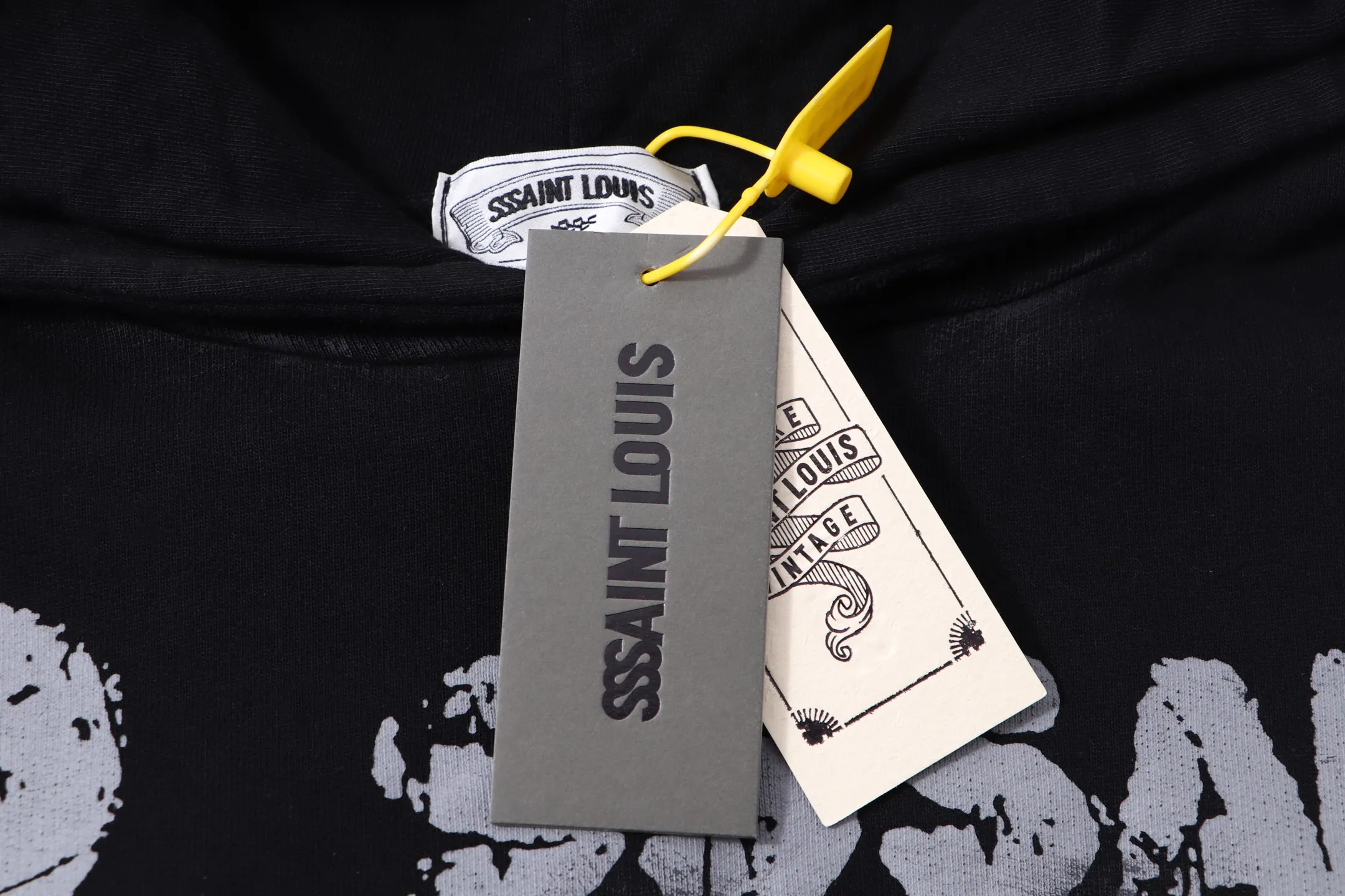 Style No. S225 P300💰 (450g version) SSSAINT LOUIS hooded pullover sweatshirt is made of 450g heavy-weight pure cotton fabric, which is integrated with tedious processes such as manual hand-painting + fraying + washing and spraying. It is not easy to deform and does not shrink. The version is loose and suitable for men and women. Size: S-XL